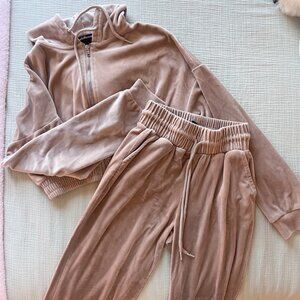 Sweatpants/Hoodie Lounge Set in neutral